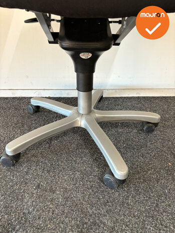 Haworth Comforto 77 - zwarte stoffering  - medium rug - zilvergrijs voetkruis