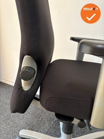 Haworth Comforto 77 - zwarte stoffering  - medium rug - zilvergrijs voetkruis