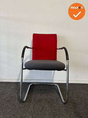 Aspa Vergaderstoel - Rode gestoffeerde rug en antracietgrijze zitting - Chroom slede onderstel