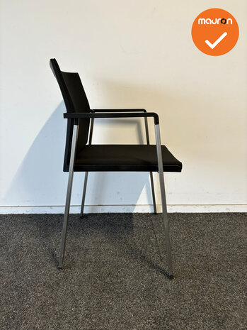 Giersberger vergaderstoel - Zwart bestaande stoffering met netweave rug