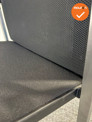 Giersberger vergaderstoel - Zwart bestaande stoffering met netweave rug