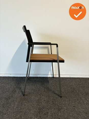 Giersberger vergaderstoel - Taupe bestaande stoffering met zwarte netweave rug