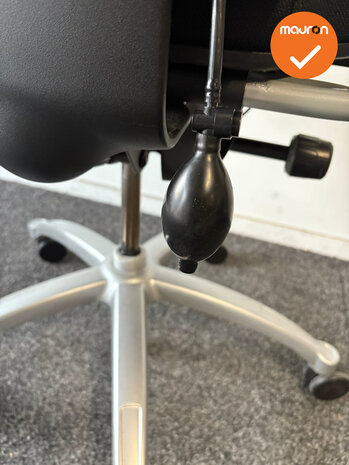 RH Logic 400 - Nieuwe zwarte stoffering  - Met hoofdsteun met zilvergrijze beugels - Inclusief lendepomp - Zilvergrijs voetkrui