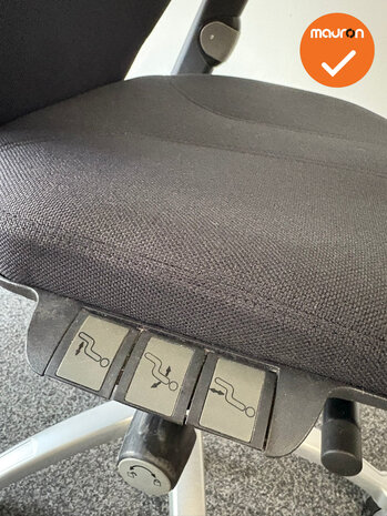 RH Logic 400 - Nieuwe zwarte stoffering  - Met hoofdsteun met zilvergrijze beugels - Inclusief lendepomp - Zilvergrijs voetkrui