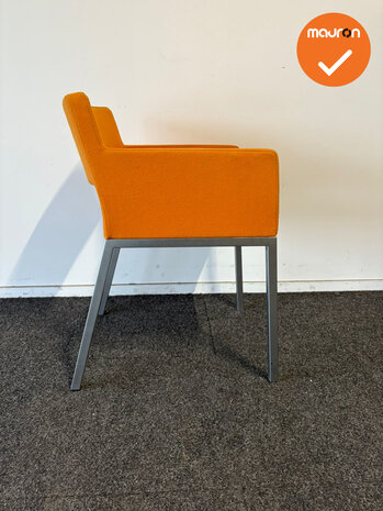 Vergaderstoel - oranje bestaande stoffering met grijs onderstel 