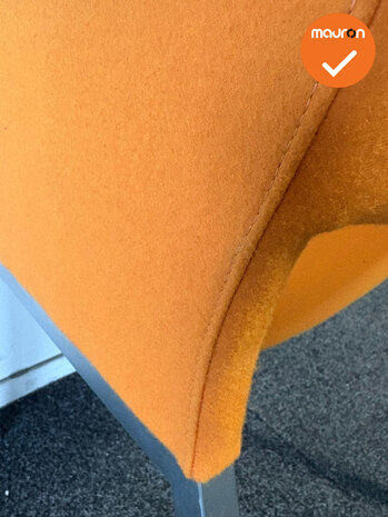 Vergaderstoel - oranje bestaande stoffering met grijs onderstel 