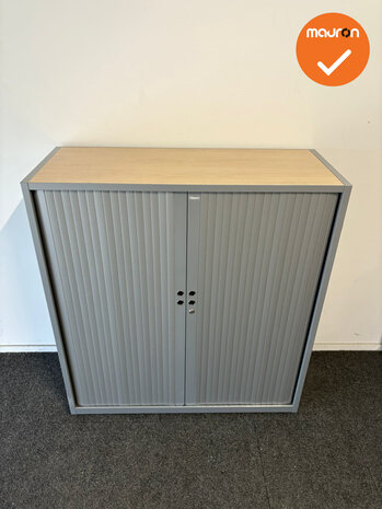 Gispen Roldeurkast - 135x120x47cm - Zilvergrijs met zilvergrijze roldeuren - grijs eiken topblad