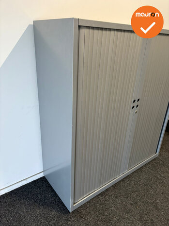 Gispen Roldeurkast - 135x120x47cm - Zilvergrijs met zilvergrijze roldeuren - grijs eiken topblad