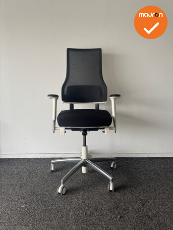 BMA Axia - 2.5 hoge rug met zwarte zitting - zwarte netweave rug - chrome voetkruis - wit frame