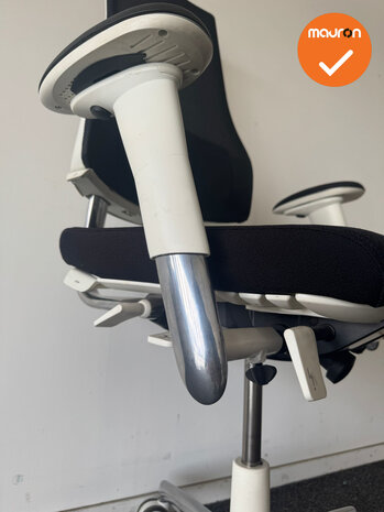 BMA Axia - 2.5 hoge rug met zwarte zitting - zwarte netweave rug - chrome voetkruis - wit frame