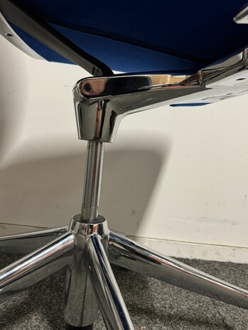 Ahrend - 350 - Vergaderstoel - Blauw gestoffeerd 