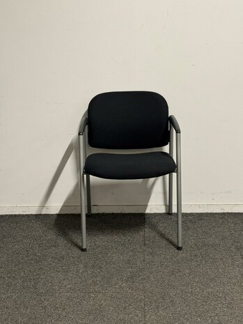 vergaderstoel - Ahrend 320 - Nieuwe zwarte stoffering - Zilvergrijs frame