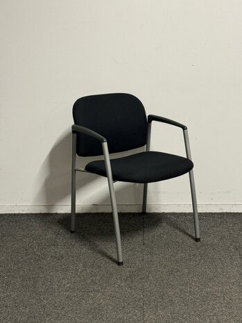 vergaderstoel - Ahrend 320 - Nieuwe zwarte stoffering - Zilvergrijs frame