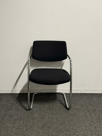 Markant Vergaderstoel - Zwart Gestoffeerd - Chroom Sledeframe