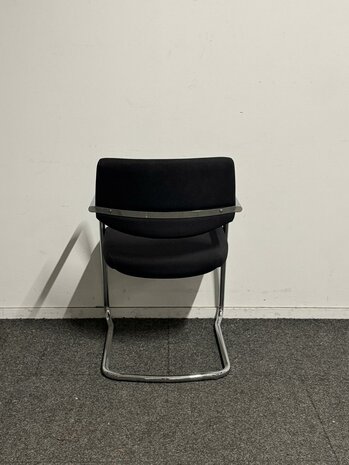 Markant Vergaderstoel - Zwart Gestoffeerd - Chroom Sledeframe