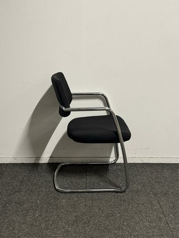 Markant Vergaderstoel - Zwart Gestoffeerd - Chroom Sledeframe