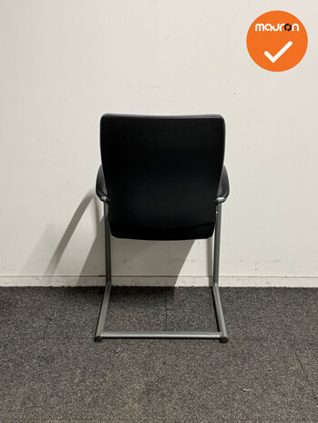 Ahrend 230 vergaderstoel - Zilvergrijs frame - Paarse stoffering met gestoffeerde rug