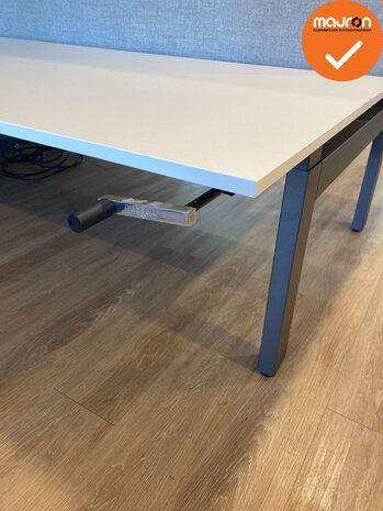 Ahrend Balance duo slingerverstelbaar bureau - 160x80cm - antracietgrijs onderstel - wit melamine blad - inclusief akoestisch s