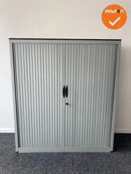 Roldeurkast Aspa  - Zilvergrijs - 137x120x47cm - Zilvergrijs met grijze metalen deuren - 2 legborden - beuken topblad