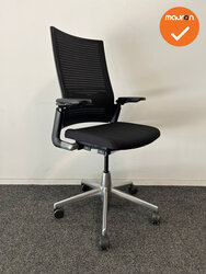 Ahrend 2020 - refurbished - hoge rug - zwarte zitting - gepolijst aluminium voetkruis 