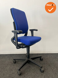 Ahrend 230 - Hoge rug  - Blauwe stoffering - Zwart voetkruis