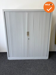 Roldeurkast - B Keuze - 135x120x47cm - Witgrijs met witgrijze metalen deuren - Zonder sleutel