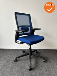 Ahrend 2020 verta bureaustoel - refurbished - blauwe stoffering - blauw netweave - inclusief lendesteun - medium rug - zwart voetkruis