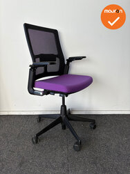 Ahrend 2020 verta bureaustoel - refurbished - Paarse stoffering - zwart netweave - inclusief lendesteun - medium rug - zwart voetkruis 