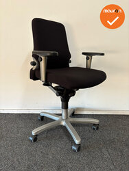 Haworth Comforto 77 - zwarte stoffering  - medium rug - zilvergrijs voetkruis