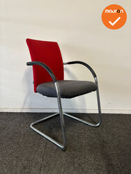 Aspa Vergaderstoel - Rode gestoffeerde rug en antracietgrijze zitting - Chroom slede onderstel
