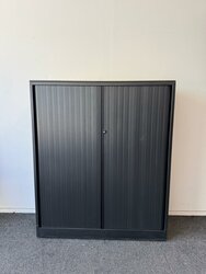 Roldeurkast - B-keuze - Ahrend - 144x120x45 - Zwart met Zwarte deuren