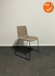 Vergaderstoel - Fredericia Denmark - Taupe gestoffeerd met zwart frame