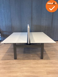 Ahrend Balance duo slingerverstelbaar bureau - 160x80cm - antracietgrijs onderstel - wit melamine blad - inclusief akoestisch scherm