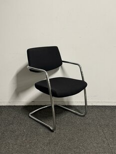 Markant Vergaderstoel - Zwart Gestoffeerd - Chroom Sledeframe