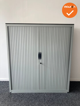 Roldeurkast Aspa  - Zilvergrijs - 137x120x47cm - Zilvergrijs met grijze metalen deuren - 2 legborden - beuken topblad