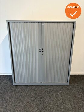 Gispen Roldeurkast - 135x120x47cm - Zilvergrijs met zilvergrijze roldeuren - grijs eiken topblad