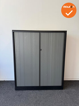 Roldeurkast - B-keuze - Ahrend - 144x120x45 - Zwart met Grijze deuren