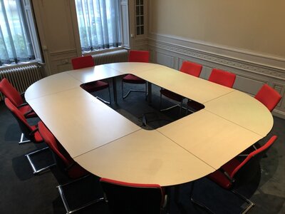 Ahrend Mehes vergadertafel - 340x260cm - halfrond - volkern - Ahorn