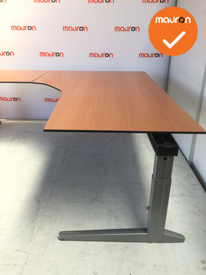Ahrend hoekbureau - 200x200cm - kastanje - trespa - Essa - Kleur poot naar keuze