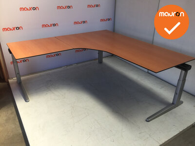 Ahrend hoekbureau - 200x200cm - kastanje - trespa - Essa - Kleur poot naar keuze