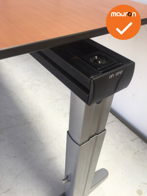 Ahrend hoekbureau - 200x200cm - kastanje - trespa - Essa - Kleur poot naar keuze