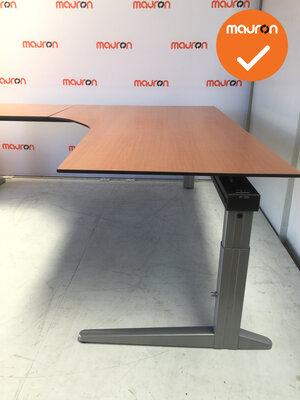 Ahrend hoekbureau - 200x200cm - kastanje - trespa - Essa - Kleur poot naar keuze