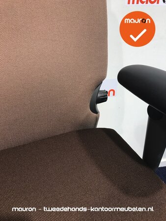 Herstofferen: Haworth Comforto 77 met hoofdsteun
