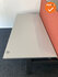 Ahrend Balance duo bureau zit-sta - 180x80cm - antracietgrijs onderstel - met standaard grijs melamine blad - inclusief een oranje akoestisch scherm