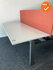 Ahrend Balance duo bureau zit-sta - 180x80cm - antracietgrijs onderstel - met standaard grijs melamine blad - inclusief een oranje akoestisch scherm