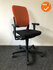 Ahrend 230 - hoge rug - NIEUWSTAAT - Nieuwe zwarte stoffering - Gestoffeerde oranje rug - Gepolijst aluminium voetkruis