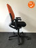 Ahrend 230 - hoge rug - NIEUWSTAAT - Nieuwe zwarte stoffering - Gestoffeerde oranje rug - Gepolijst aluminium voetkruis