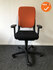 Ahrend 230 - hoge rug - NIEUWSTAAT - Nieuwe zwarte stoffering - Gestoffeerde oranje rug - Gepolijst aluminium voetkruis