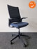Ahrend 2020 bureaustoel - refurbished - Donkerblauwe stoffering - inclusief lendesteun - hoge netweave rug - voetkruis naar keuze - Inclusief lendesteun