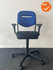 Ahrend 220 bureaustoel - 2D - Bestaande blauwe rugleuning met zwart gestoffeerde zitting - Zwart voetkruis - Medium rug